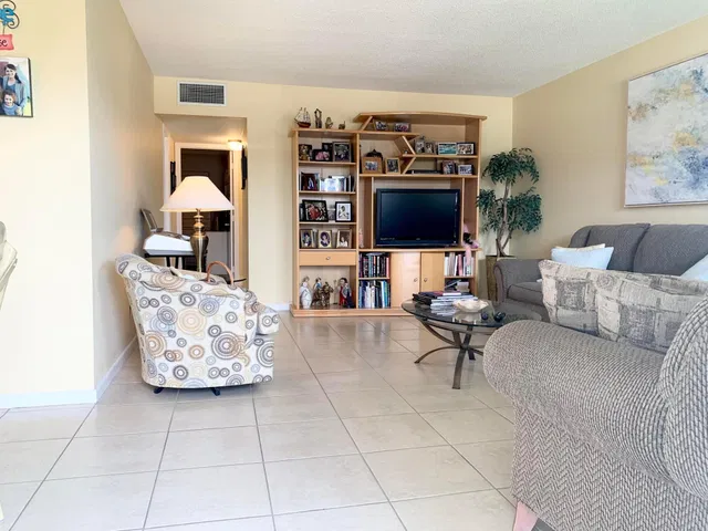 Residence photo 22