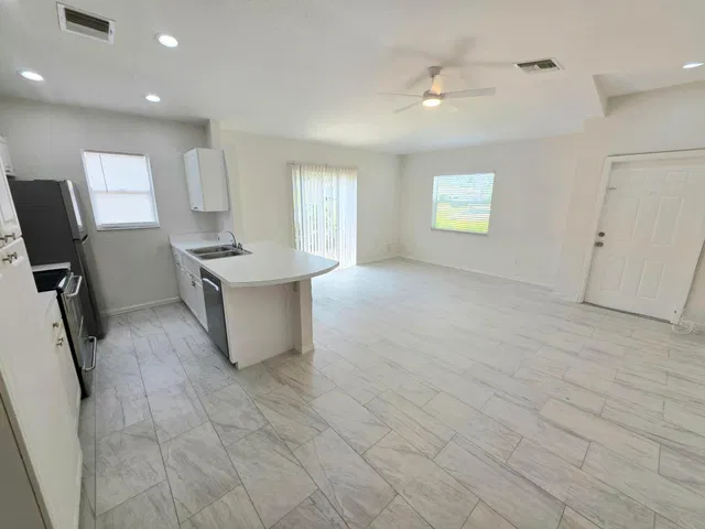 Residence photo 3