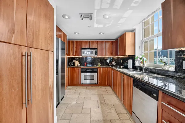 610 Clematis Unit 424 photo 12