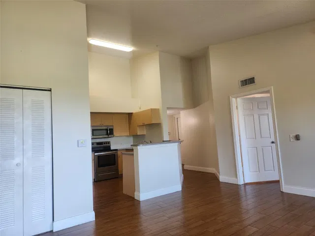 Unit 317 photo 8