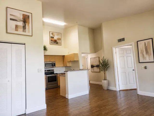Unit 317 photo 15