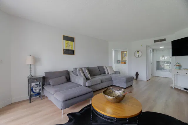 Unit 211 photo 11