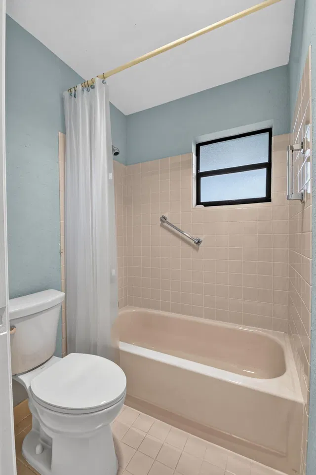 Unit B photo 17