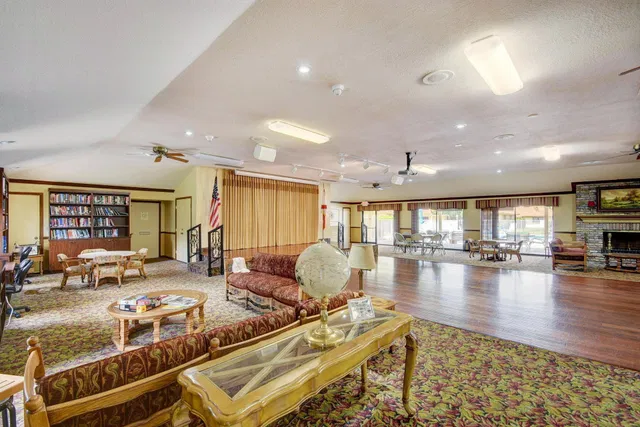 Unit B photo 36