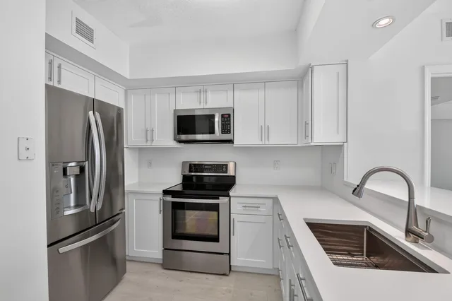 The Metropolitan Unit 409 photo 8