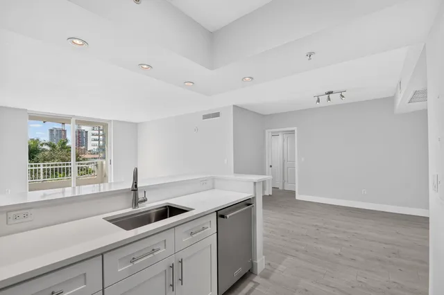 The Metropolitan Unit 409 photo 9