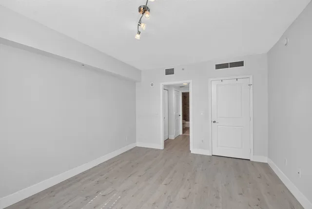 The Metropolitan Unit 409 photo 20