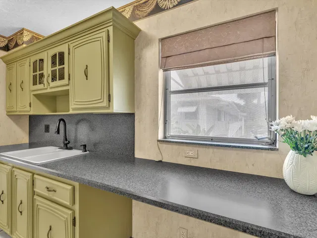 Unit 602 photo 14