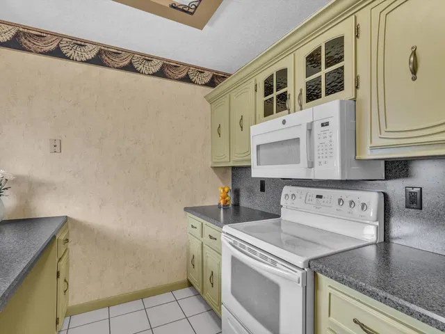 Unit 602 photo 16