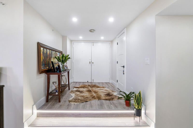 Consulate Place Unit 406 photo 2