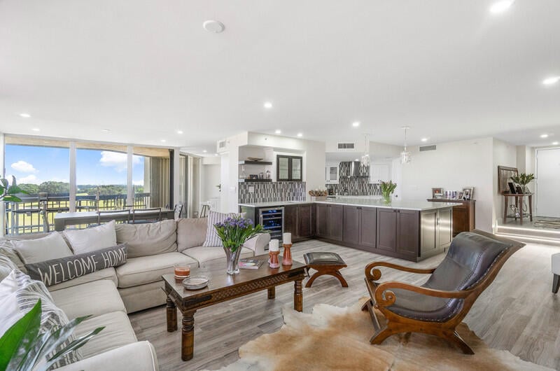 Consulate Place Unit 406 photo 6