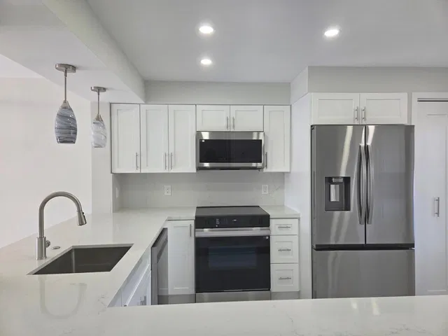 Unit 305 photo 3