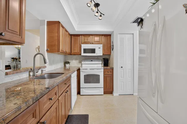 Unit 204 photo 14