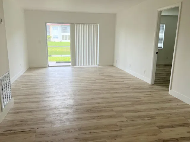 Unit 463 photo 3