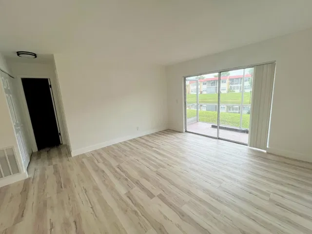 Unit 463 photo 6