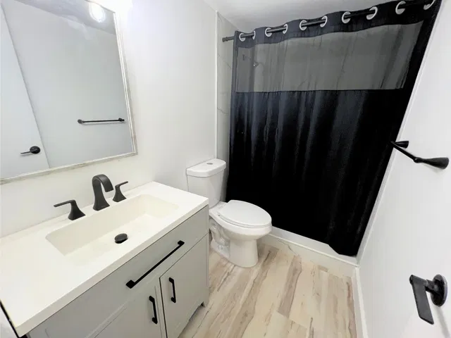 Unit 463 photo 14