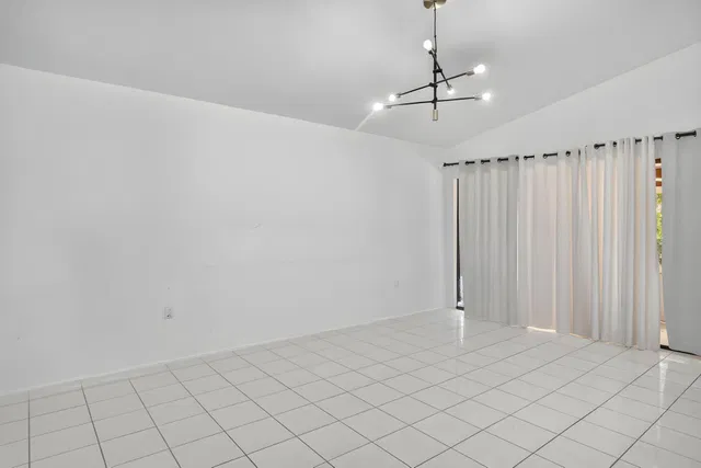 Residence photo 12