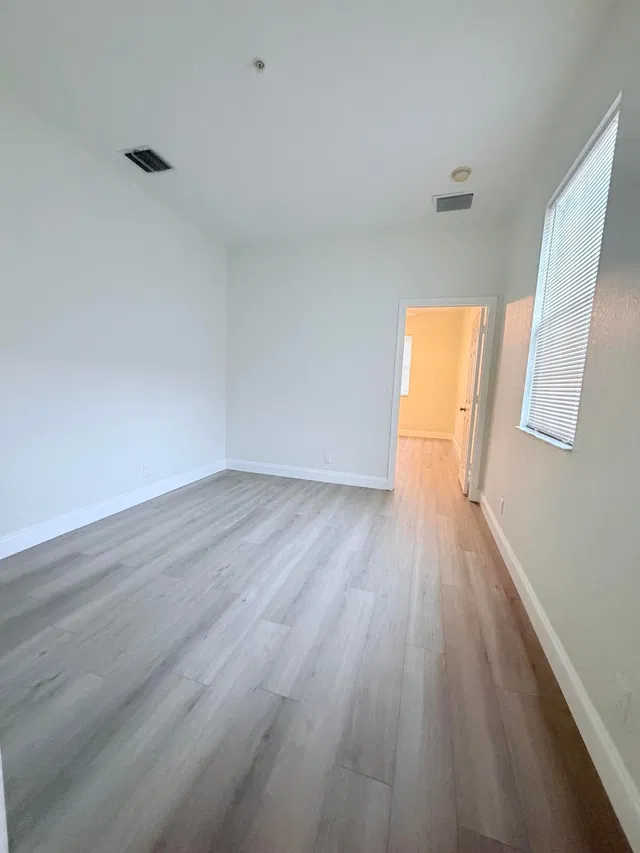Unit E photo 18