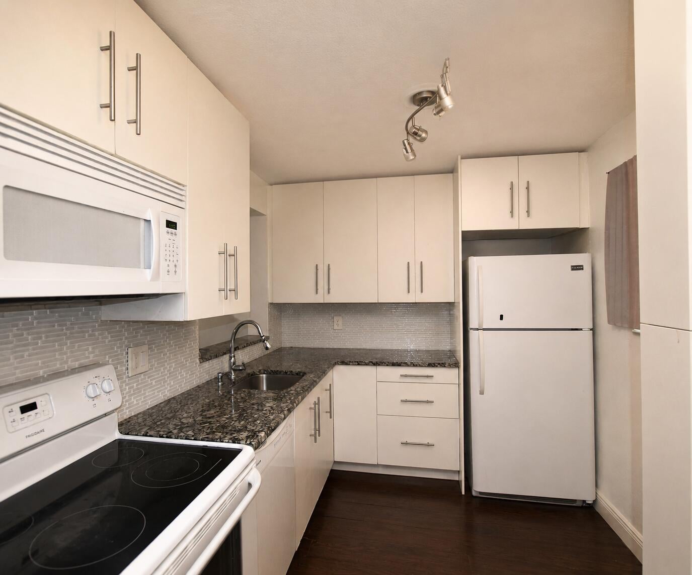Unit 220 photo 5