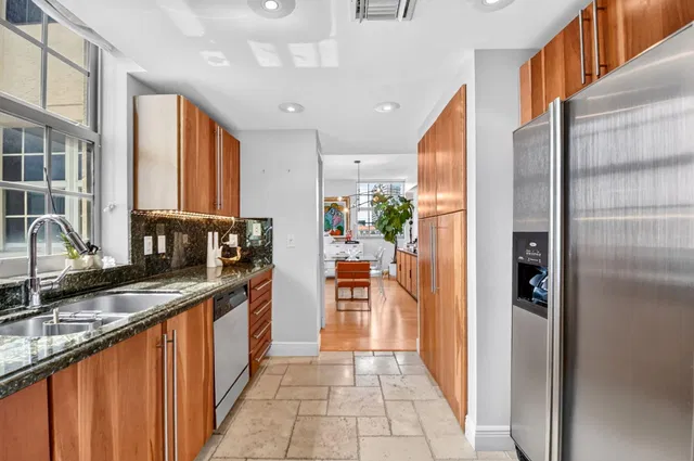 610 Clematis Unit 424 photo 16