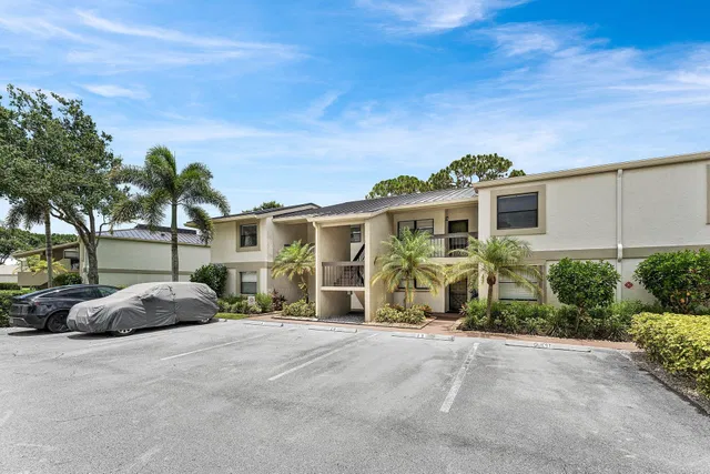 Eastpointe Country Club Unit 201 photo 2