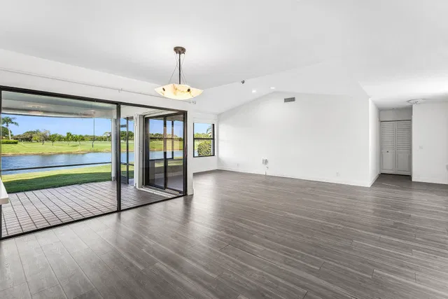 Eastpointe Country Club Residence photo 6