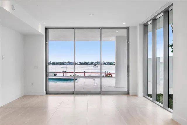 Alba Palm Beach Unit 102 photo 4