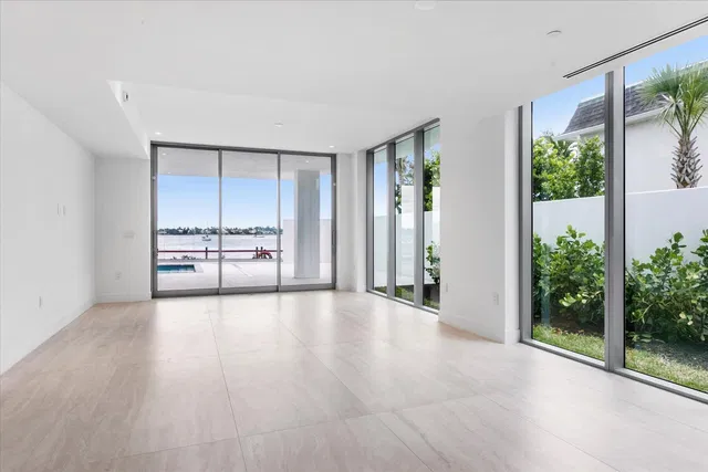Alba Palm Beach Unit 102 photo 5