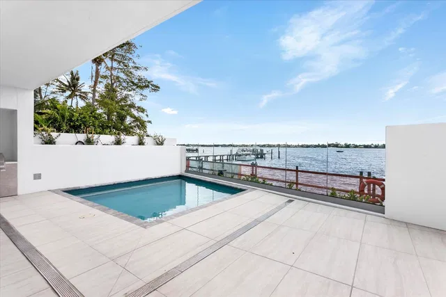 Alba Palm Beach Unit 102 photo 11