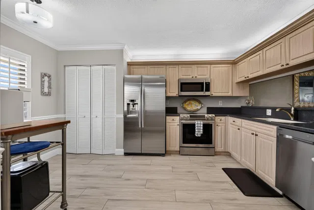 Unit D 203 photo 15