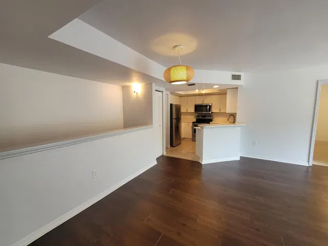Unit 1204 photo 3