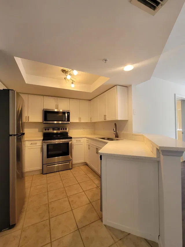 Unit 1204 photo 4