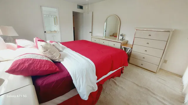 Unit 2001 photo 5