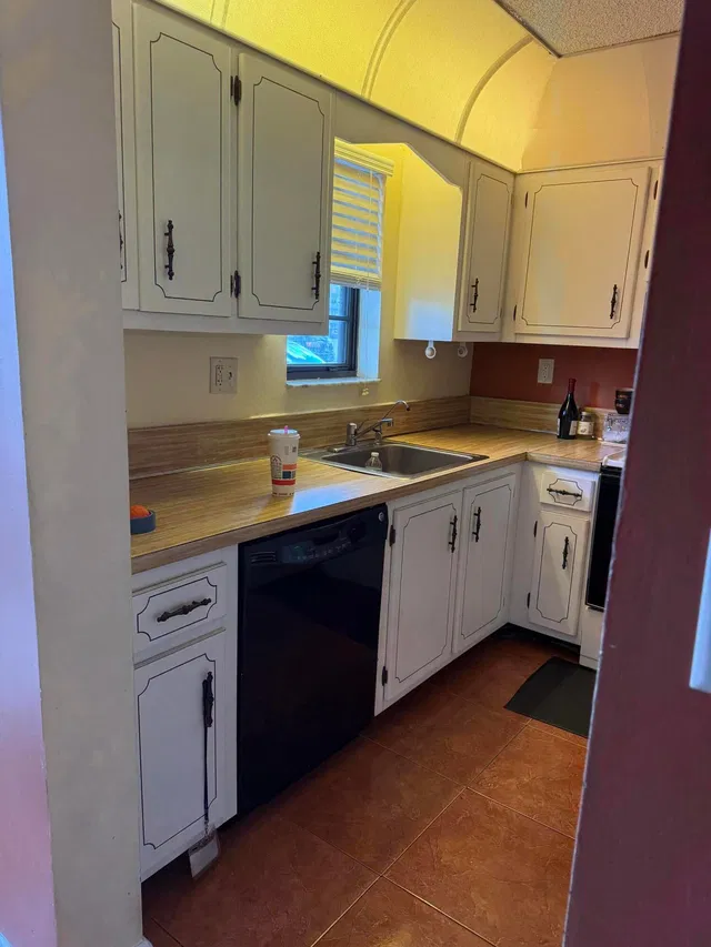 Unit 110 photo 5