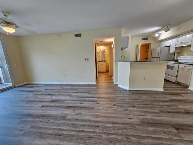 Unit 604 photo 3
