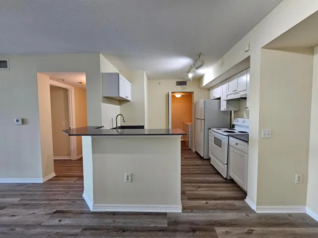 Unit 604 photo 4