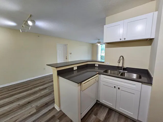Unit 604 photo 6