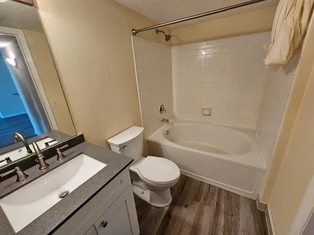 Unit 604 photo 11