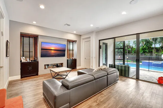 Residence photo 12