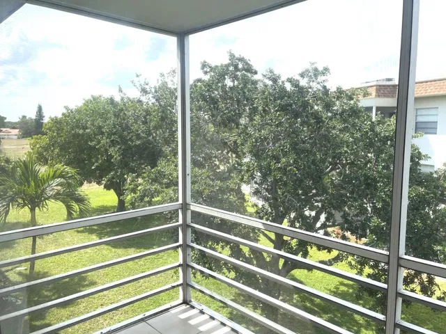 Unit 313 photo 4