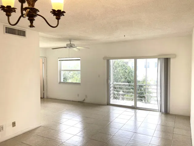 Unit 313 photo 8