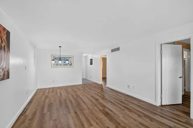 Unit B24 photo 18