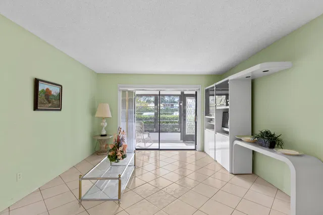 Unit 164 photo 3