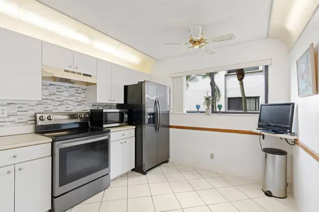 Unit 164 photo 5