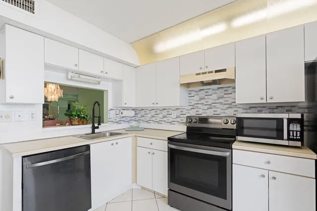Unit 164 photo 6