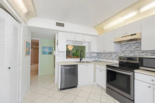 Unit 164 photo 7