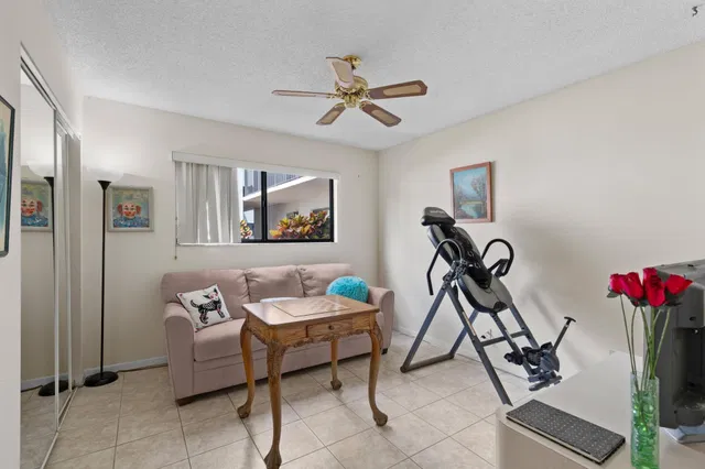 Unit 164 photo 11