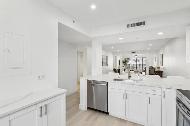 Unit 101 photo 9