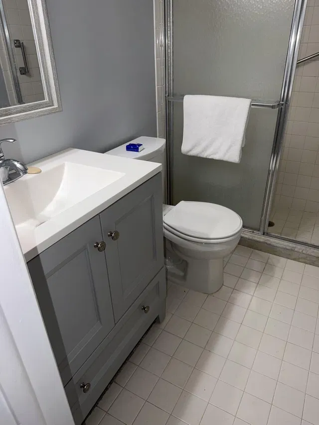 Unit B photo 16