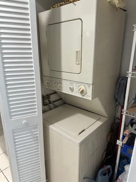 Unit B photo 18